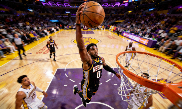 NBA球员在赛场上完成突破上篮的精彩瞬间